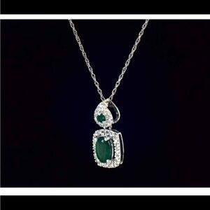 Elegant White Gold and Emerald Pendant Necklace
